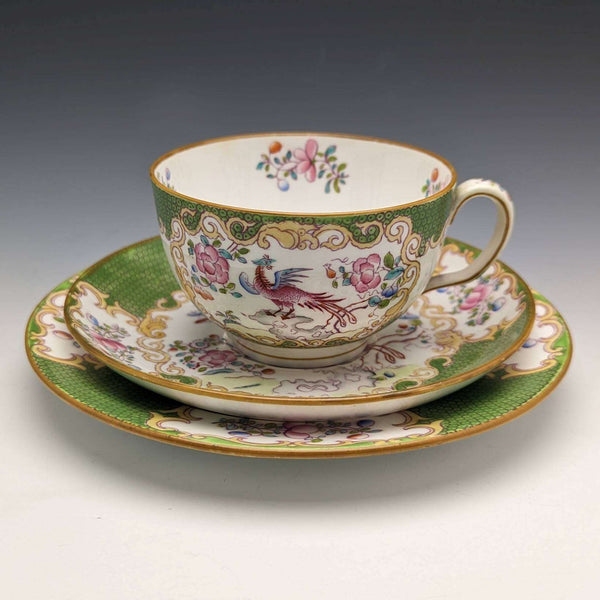 Trío de taza de té Minton, Inglaterra, primera mitad del siglo XX, diseño Cockatrice, color verde
