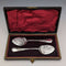 Par de cucharas para mermelada de plata chapada, estilo antiguo inglés, c. 1890, en estuche.