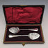 Par de cucharas para mermelada de plata chapada, estilo antiguo inglés, c. 1890, en estuche.