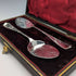 Par de cucharas para mermelada de plata chapada, estilo antiguo inglés, c. 1890, en estuche.