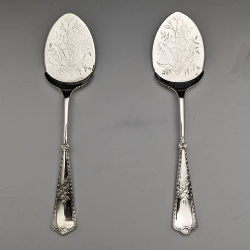 Par de cucharas para mermelada de plata chapada, estilo antiguo inglés, c. 1890, en estuche.