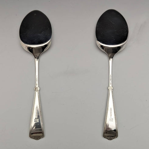 Par de cucharas para mermelada de plata chapada, estilo antiguo inglés, c. 1890, en estuche.