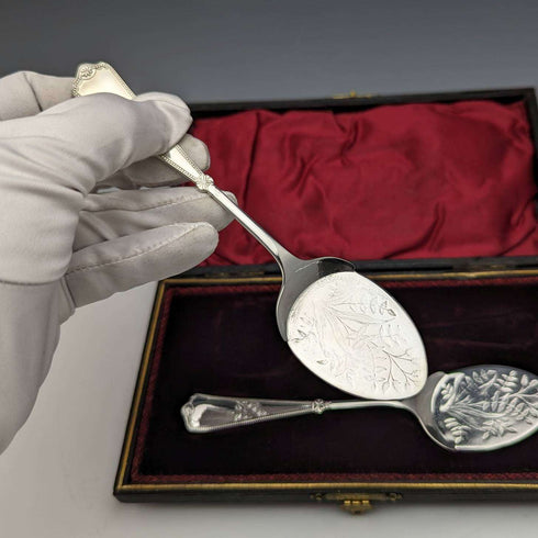 Par de cucharas para mermelada de plata chapada, estilo antiguo inglés, c. 1890, en estuche.