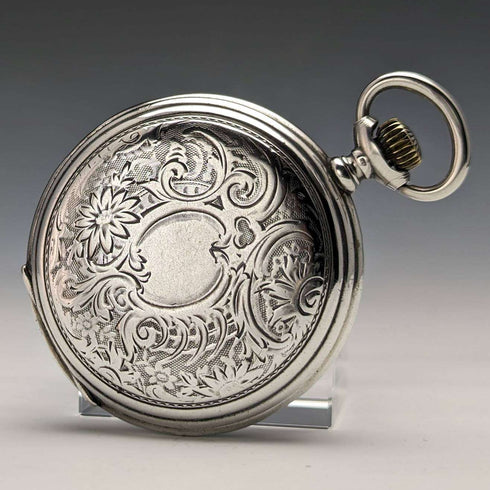 Reloj de bolsillo Longines antiguo, circa 1902, con grabado Art Nouveau, caja de plata tipo saboneta, en buen estado de funcionamiento.