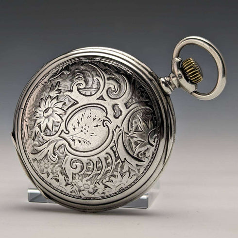 Reloj de bolsillo Longines antiguo, circa 1902, con grabado Art Nouveau, caja de plata tipo saboneta, en buen estado de funcionamiento.