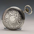 Reloj de bolsillo Longines antiguo, circa 1902, con grabado Art Nouveau, caja de plata tipo saboneta, en buen estado de funcionamiento.