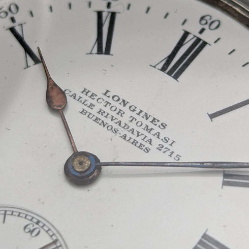 Reloj de bolsillo Longines antiguo, circa 1902, con grabado Art Nouveau, caja de plata tipo saboneta, en buen estado de funcionamiento.