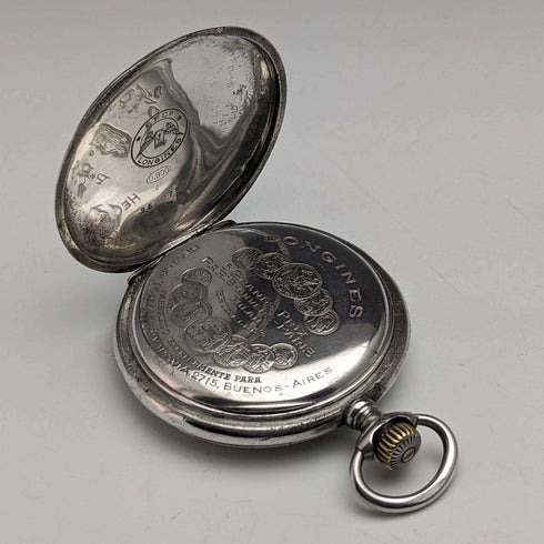 Reloj de bolsillo Longines antiguo, circa 1902, con grabado Art Nouveau, caja de plata tipo saboneta, en buen estado de funcionamiento.