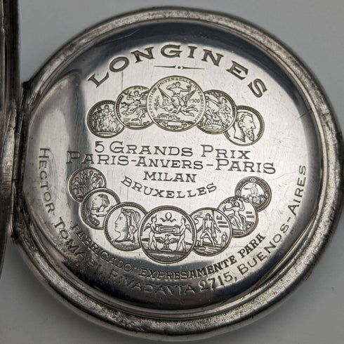 Reloj de bolsillo Longines antiguo, circa 1902, con grabado Art Nouveau, caja de plata tipo saboneta, en buen estado de funcionamiento.