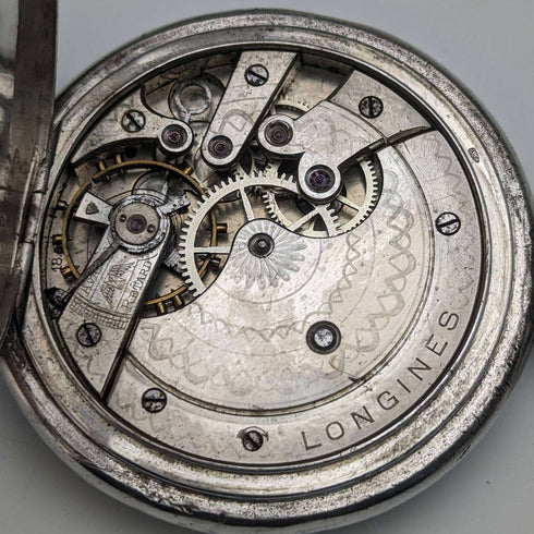 Reloj de bolsillo Longines antiguo, circa 1902, con grabado Art Nouveau, caja de plata tipo saboneta, en buen estado de funcionamiento.
