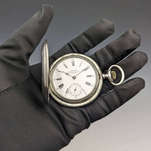 Reloj de bolsillo Longines antiguo, circa 1902, con grabado Art Nouveau, caja de plata tipo saboneta, en buen estado de funcionamiento.