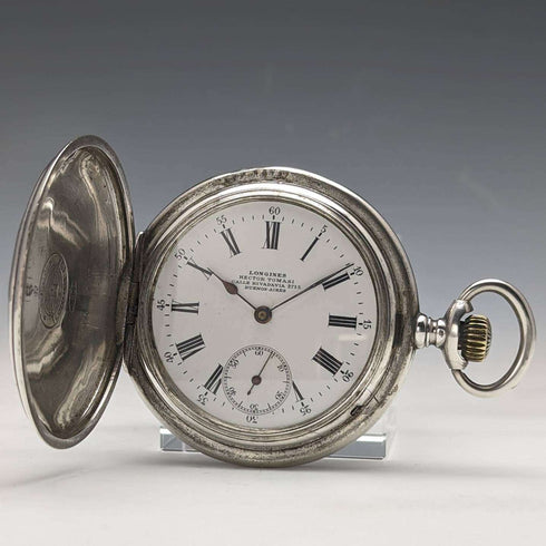 Reloj de bolsillo Longines antiguo, circa 1902, con grabado Art Nouveau, caja de plata tipo saboneta, en buen estado de funcionamiento.