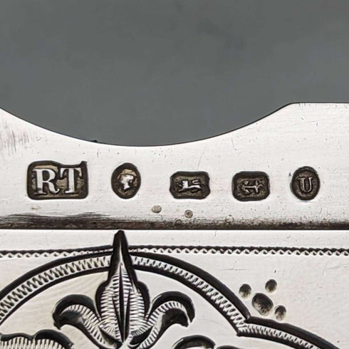 1869年 英国アンティーク 純銀製 変形カードケース 92g ROBERT THORNTON
Tarjetero antiguo de plata de ley, Reino Unido, 1869, 92 g, ROBERT THORNTON