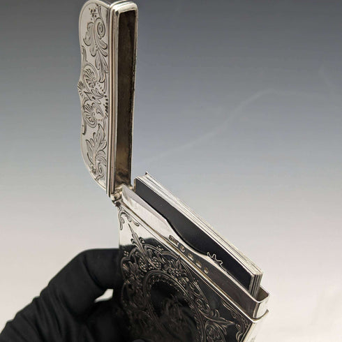 1869年 英国アンティーク 純銀製 変形カードケース 92g ROBERT THORNTON
Tarjetero antiguo de plata de ley, Reino Unido, 1869, 92 g, ROBERT THORNTON